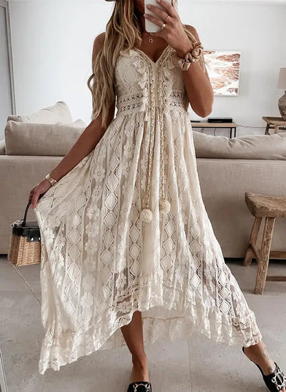 Weißes Kleid im Boho-Hippie-Chic-Stil – trendiges Party-Outfit für den Sommer 2024